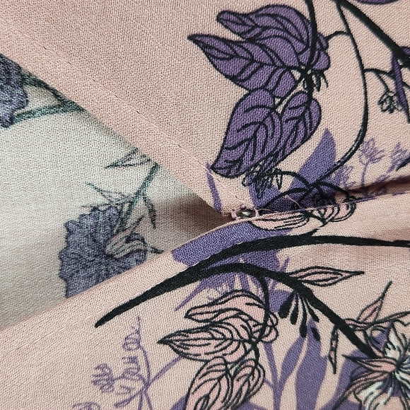 Torrid, women's Mauve and lavender floral top, snap closure, long sleeves, Sz 2 - Picture 6 of 8